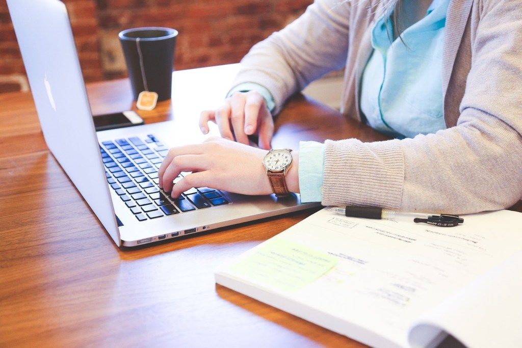 empresaria usando notebook em seu escritório