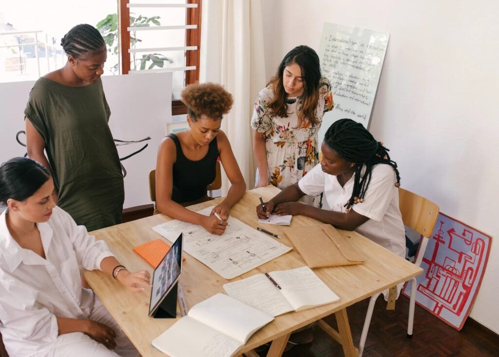 Grupo de pessoas reunidas no trabalho.
