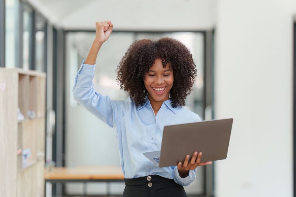 Mulher comemorando o benefício que recebeu da empresa