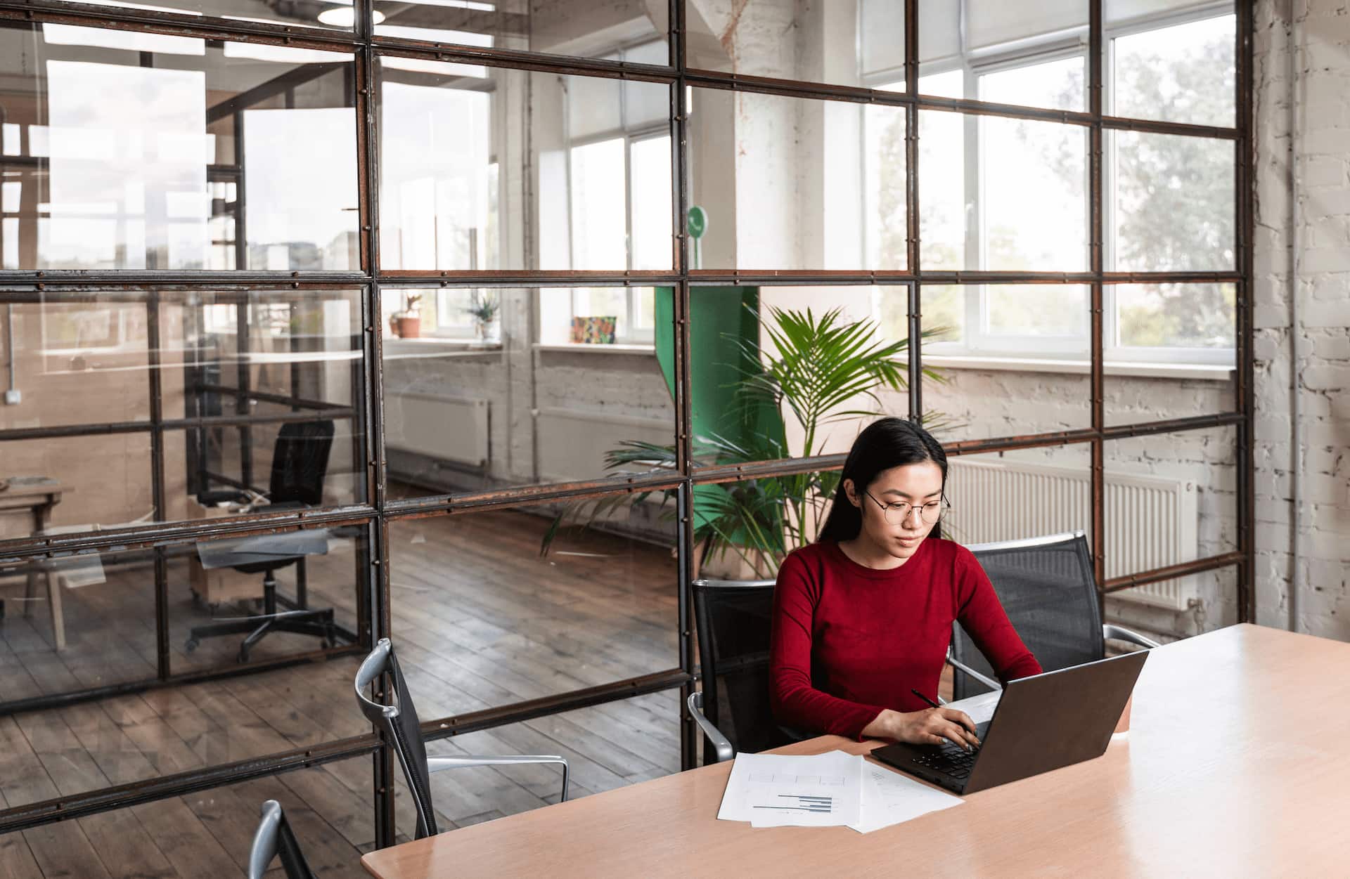 Mulher trabalhando em um ambiente de trabalho em um grande escritório