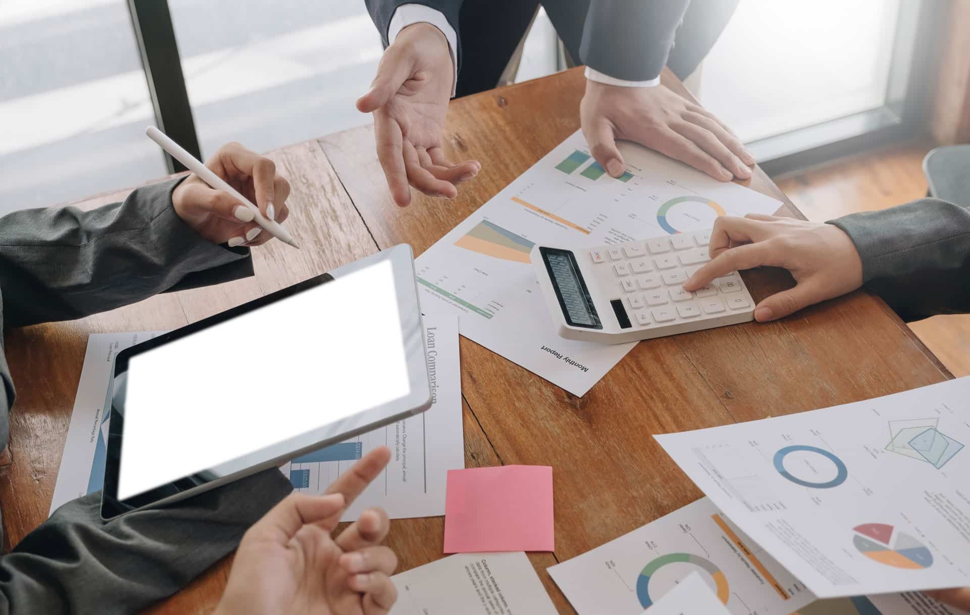 Pessoas organizando um planejamento estratégico no escritório.