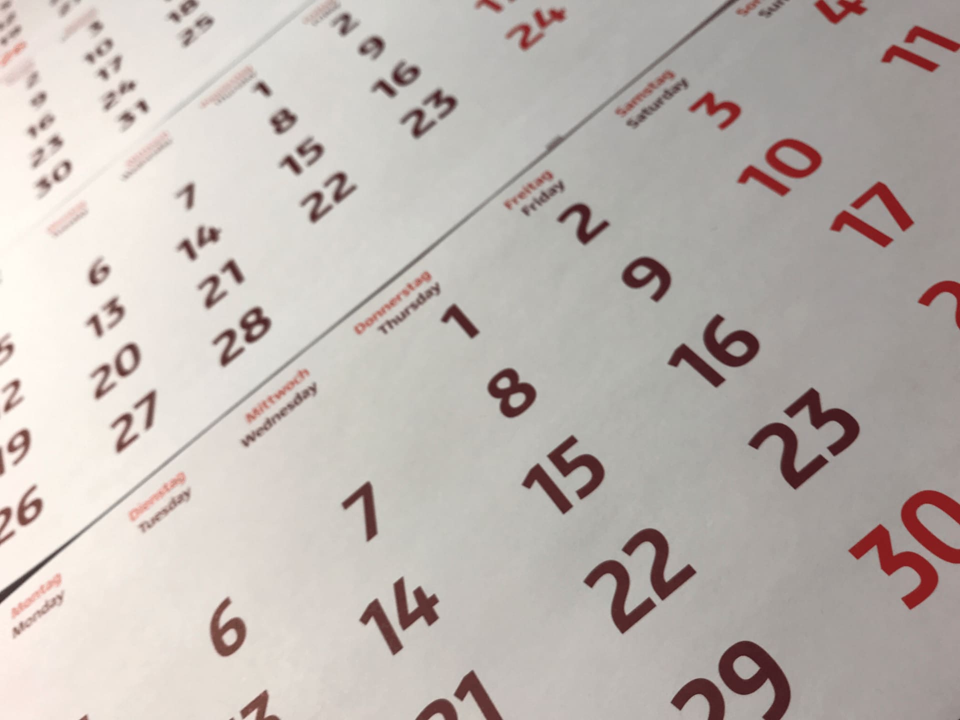 Calendário com os dias da semana em inglês.