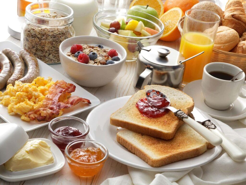 Coffee break com frutas, sucos, café, iogurte e geléias.
