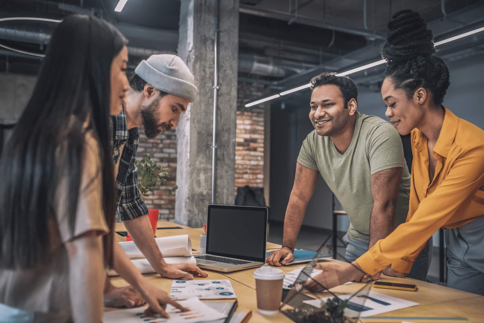 Pessoas de uma equipe de trabalho comemorando um projeto bem sucedido.
