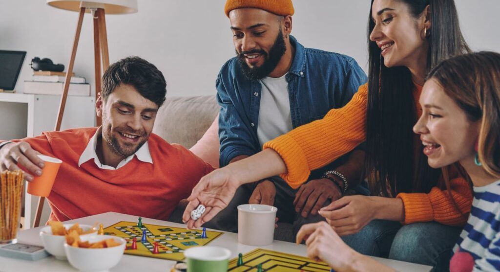 grupo de jovens jogando jogo de tabuleiro