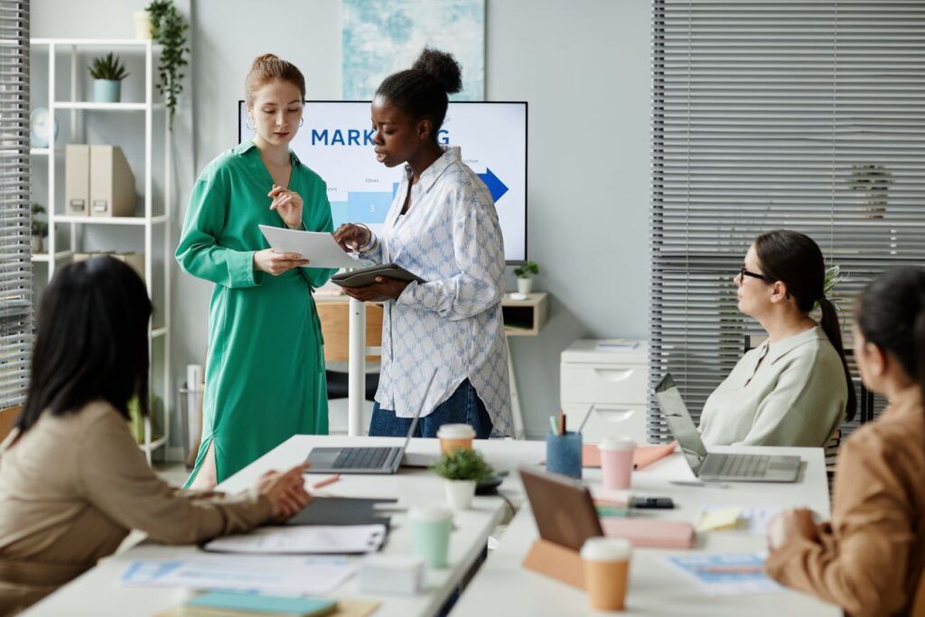 Empresários analisando dados de uma apresentação 