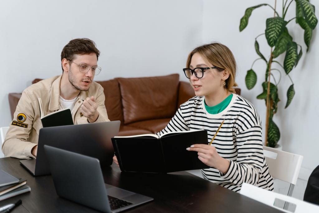 Gestora e colaborador aprendendo como fazer um PDI eficiente.
