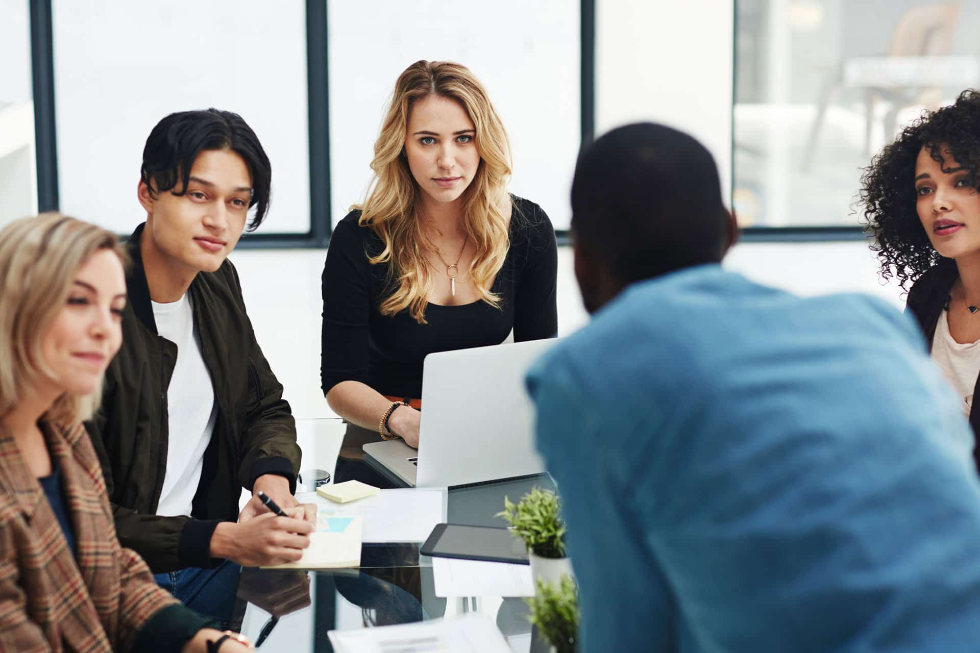 Grupo de pessoas conversando sobre responsabilidade social corporativa.