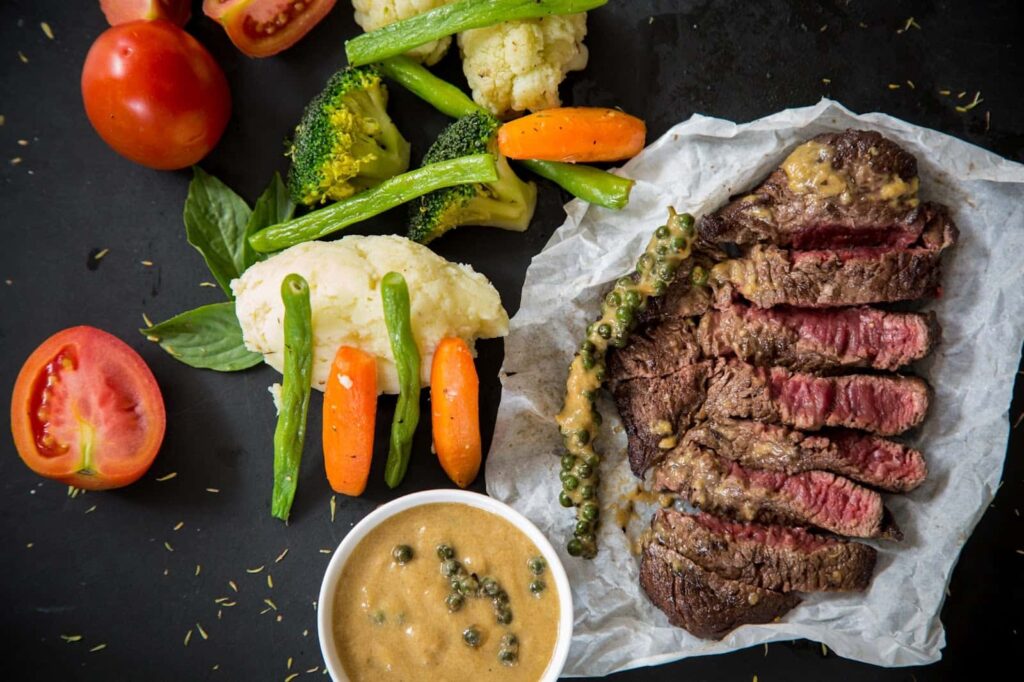Prato com carne, legumes variados e molho. Mostrando que o foodtech também preza por uma alimentação saudável