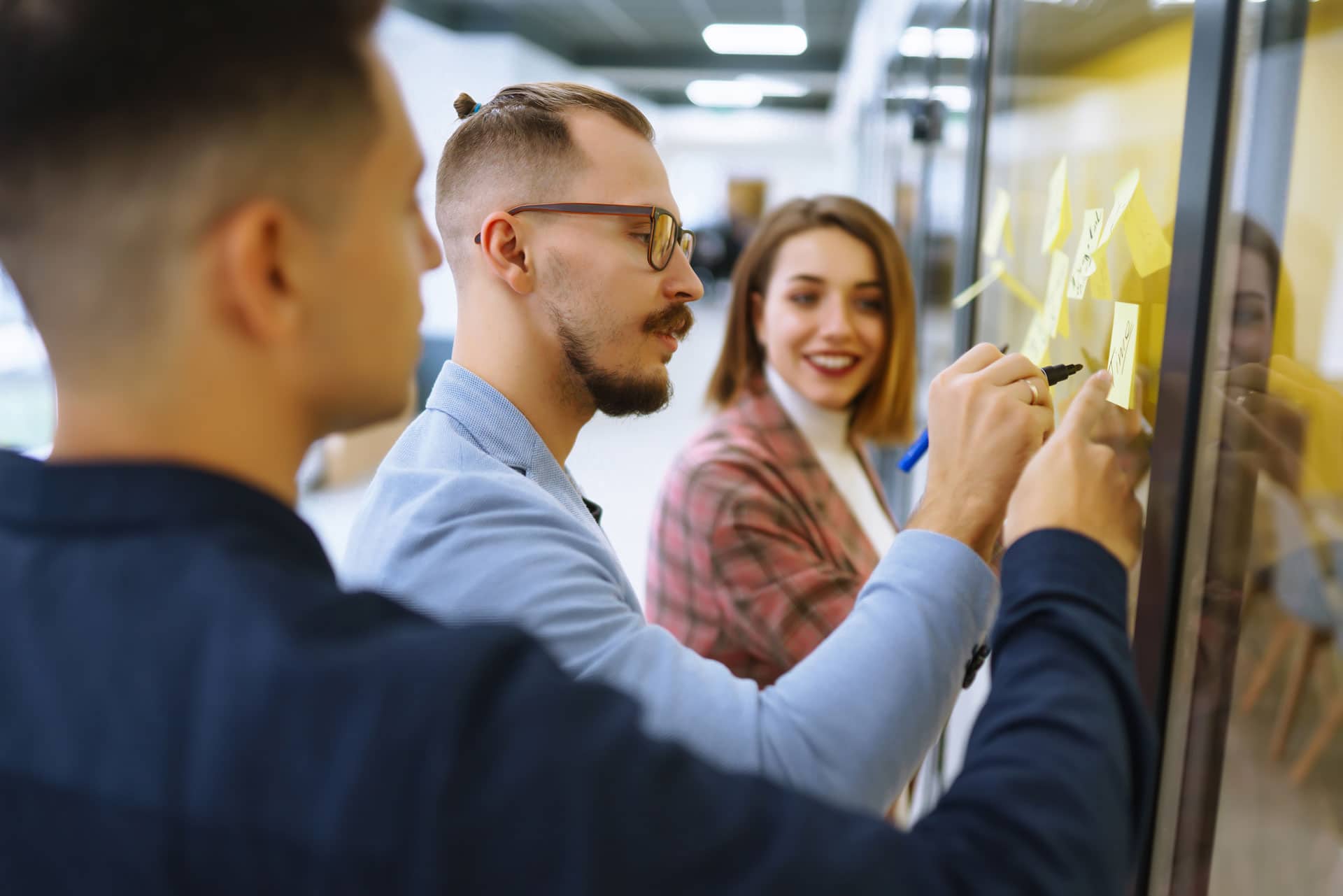 Pessoas em uma seleção e recrutamento representando a retenção de talentos. 